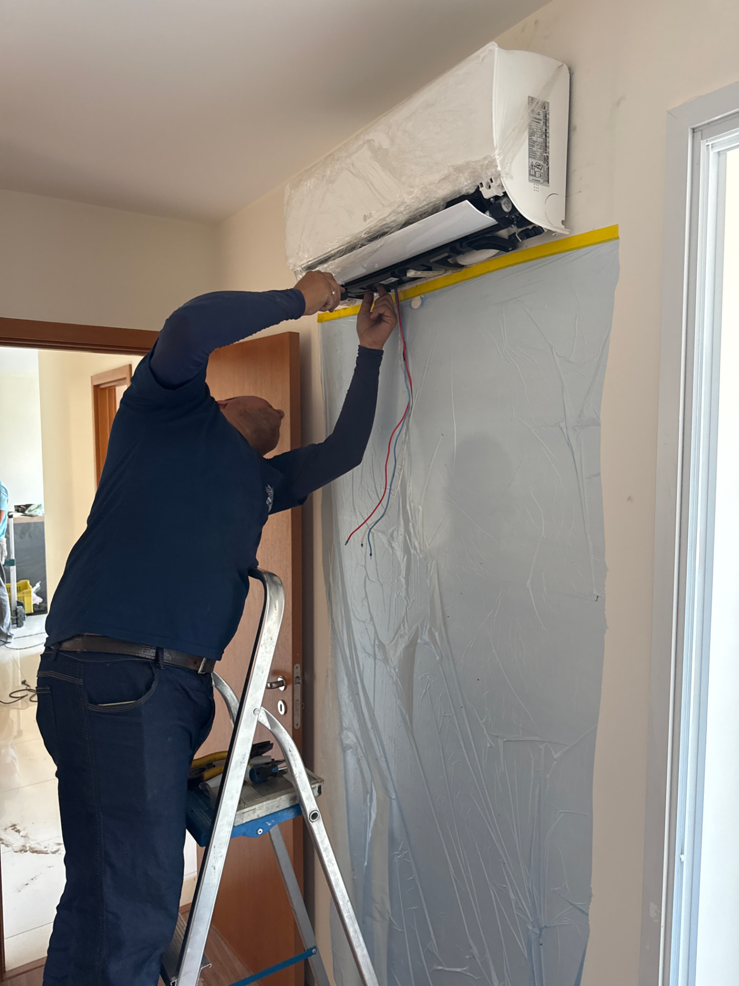 Técnico da Isotec instalando unidade evaporadora em parede residencial